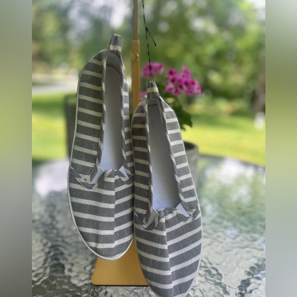 NWT-Gray and White Striped Slip-On Shoes-size 9 - Picture 1 of 5